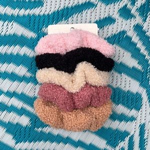 3 for $15🚨 5 Pack- Cute Scrunchies!!